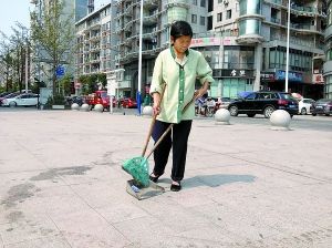 保洁员清理地面1小时