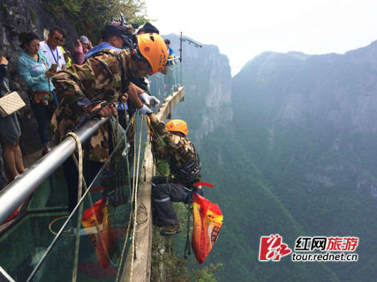 迎五一天门山清洁员化身“蜘蛛侠”千米峭壁清垃圾