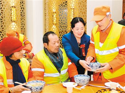 连日来，西安连续遭遇寒冷天气。1月21日上午，为了表达对保洁员的谢意，省政协委员刘西燕邀请经开区16名保洁员到坊上人餐厅咥泡馍，她表示还会宴请更多的保洁员。