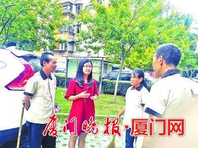 ■翁彩萍（左二）和员工在一起。