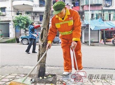 刘虓清理树下死角的垃圾。