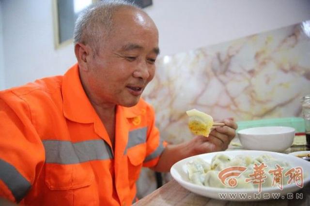 保洁员的儿子开饺子馆 邀请200名保洁员免费吃